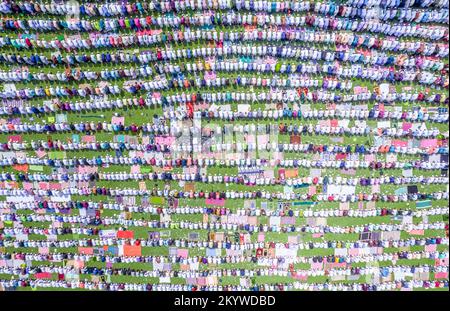 Barishal, Bangladesh. 2nd Dec, 2022. Circa 50.000 - 70.000 musulmani si sono riuniti a Bels Park, la città di Barishal, Bangladesh, sotto un caldo campo umido aperto per le loro preghiere settimanali Jummah. È considerato uno dei più grandi eventi di Jummah in questa città, dove migliaia di adoratori prendono insieme la loro regolare preghiera di Jummah. (Credit Image: © Mustasinur Rahman Alvi/ZUMA Press Wire) Foto Stock