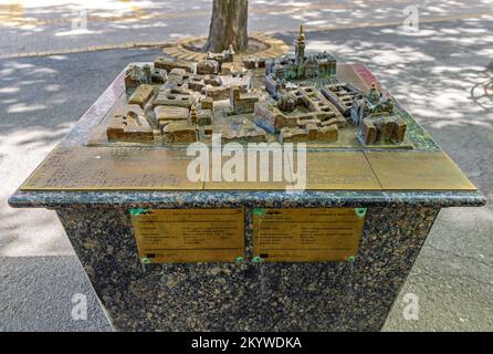 Subotica, Serbia - 01 agosto 2022: Figura 3D bronzo Mappa di rilievo dei punti di riferimento del centro della città con scrittura tattile Braille. Foto Stock