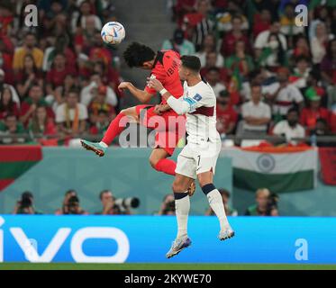 Doha, Qatar. 02nd Dec, 2022. 12/02/2022, Education City Stadium, Doha, QAT, Coppa del mondo FIFA 2022, Gruppo H, Corea del Sud vs Portogallo, nella foto il centrocampista della Corea del Sud Hwang in-beom, il forward portoghese Cristiano Ronaldo Credit: dpa picture Alliance/Alamy Live News Foto Stock