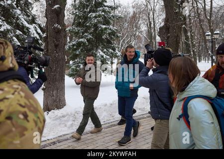 Kiev, Ucraina. 02nd Dec, 2022. Il presidente ucraino Volodymyr Zelenskyy, a sinistra, cammina con l'ospite della televisione britannica Bear Grylls, a destra, mentre filmano un programma televisivo, 1 dicembre 2022 a Kyiv, Ucraina. Credit: Presidenza Ucraina/Ufficio stampa presidenziale Ucraina/Alamy Live News Foto Stock