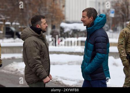 Kiev, Ucraina. 02nd Dec, 2022. Il presidente ucraino Volodymyr Zelenskyy, di sinistra, chiacchiera con l'ospite della televisione britannica Bear Grylls, di destra, mentre filmano un programma televisivo, 1 dicembre 2022 a Kyiv, Ucraina. Credit: Presidenza Ucraina/Ufficio stampa presidenziale Ucraina/Alamy Live News Foto Stock