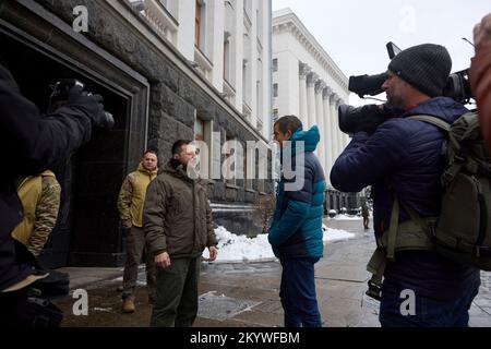 Kiev, Ucraina. 02nd Dec, 2022. Il presidente ucraino Volodymyr Zelenskyy, di sinistra, chiacchiera con l'ospite della televisione britannica Bear Grylls, di destra, mentre filmano un programma televisivo, 1 dicembre 2022 a Kyiv, Ucraina. Credit: Presidenza Ucraina/Ufficio stampa presidenziale Ucraina/Alamy Live News Foto Stock