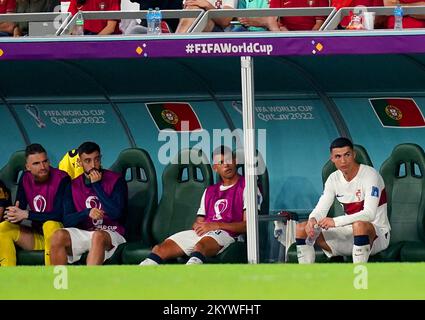 Cristiano Ronaldo (a destra), in Portogallo, siede sulla panchina dopo essere stato sostituito durante la partita di Coppa del mondo FIFA Group H presso l'Education City Stadium di al-Rayyan, Qatar. Data immagine: Venerdì 2 dicembre 2022. Foto Stock