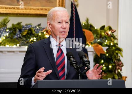 Washington, Stati Uniti. 02nd Dec, 2022. Il Presidente DEGLI STATI UNITI Joe Biden consegna le sue osservazioni prima della firma di H.J.Res.100, fornendo una risoluzione per evitare una chiusura ferroviaria a livello nazionale, nella sala Roosevelt della Casa Bianca di Washington, DC, USA 02 dicembre 2022. Credit: Sipa USA/Alamy Live News Foto Stock