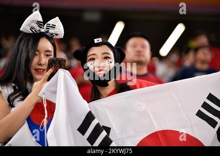 AL RAYYAN, QATAR - 2 DICEMBRE: Tifosi e sostenitori della Repubblica di Corea prima del Gruppo H - Coppa del mondo FIFA Qatar 2022 partita tra la Repubblica di Corea e il Portogallo al Education City Stadium il 2 dicembre 2022 ad al Rayyan, Qatar (Foto di Pablo Morano/BSR Agency) Foto Stock