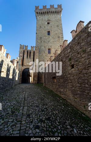 Il borgo medievale e il castello di Vigoleno nell'Appennino in provincia di Piacenza, Emilia Romagna, Italia settentrionale - Torrione e porta Foto Stock