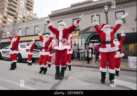 Clayton, Stati Uniti. 02nd Dec, 2022. Clayton, Missouri, 2 dicembre 2022. I Dancing Santas iniziano la loro stagione di ballo per gli amanti dello shopping mentre si trovano per strada a Clayton, Missouri, il 2 dicembre 2022. Le Santas Dancing sono un gruppo di donne che portano le loro abilità di danza per le strade di San Louis durante la stagione di festa temeva come Santa Clause. Foto di Bill Greenblatt/UPI Credit: UPI/Alamy Live News Foto Stock