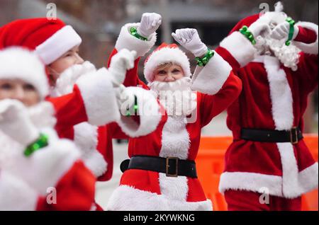 Clayton, Stati Uniti. 02nd Dec, 2022. Clayton, Missouri, 2 dicembre 2022. I Dancing Santas iniziano la loro stagione di ballo per gli amanti dello shopping mentre si trovano per strada a Clayton, Missouri, il 2 dicembre 2022. Le Santas Dancing sono un gruppo di donne che portano le loro abilità di danza per le strade di San Louis durante la stagione di festa temeva come Santa Clause. Foto di Bill Greenblatt/UPI Credit: UPI/Alamy Live News Foto Stock