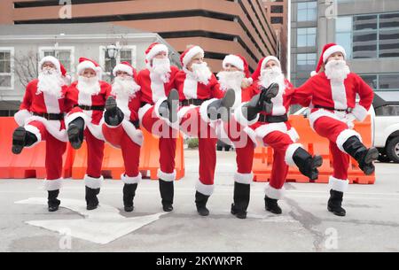 Clayton, Stati Uniti. 02nd Dec, 2022. Clayton, Missouri, 2 dicembre 2022. I Dancing Santas iniziano la loro stagione di ballo per gli amanti dello shopping mentre si trovano per strada a Clayton, Missouri, il 2 dicembre 2022. Le Santas Dancing sono un gruppo di donne che portano le loro abilità di danza per le strade di San Louis durante la stagione di festa temeva come Santa Clause. Foto di Bill Greenblatt/UPI Credit: UPI/Alamy Live News Foto Stock