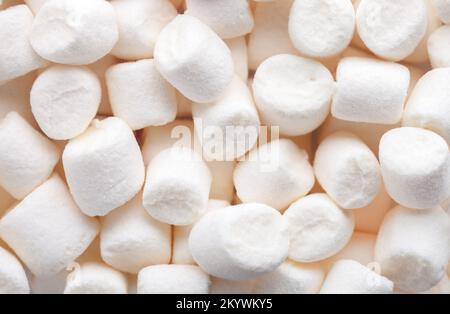 Mini marshmallows di colore bianco. Messa a fuoco selettiva. Disposizione piatta. Foto Stock