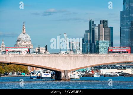 Autobus rosso a due piani che attraversa un ponte a Londra Foto Stock