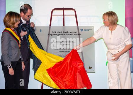 Dendermonde, Belgio. 02nd Dec, 2022. Il governatore della provincia delle Fiandre Orientali Carina Van Cauter, il ministro della Giustizia Vincent Van Quickenborne e il direttore generale della prigione di Dendermonde Caroline Criel hanno illustrato durante l'inaugurazione della nuova prigione di Dendermonde, a Dendermonde, venerdì 02 dicembre 2022. BELGA FOTO JONAS ROOSENS Credit: Agenzia Notizie Belga/Alamy Live News Foto Stock