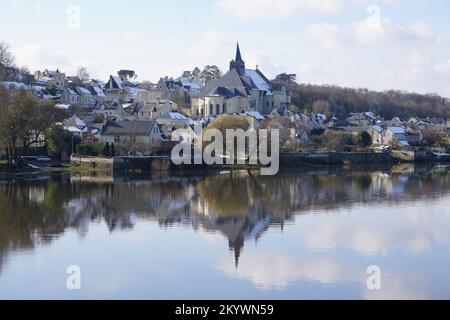 Specchio di riflessione della città di San Martino de Candes nel fiume nella valle della Loira, Francia in una giornata innevata Foto Stock