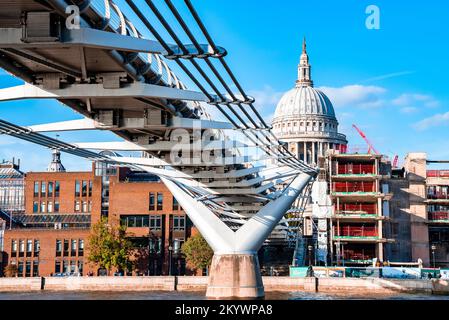 Millennium Bridge e St. Paul a Londra Foto Stock