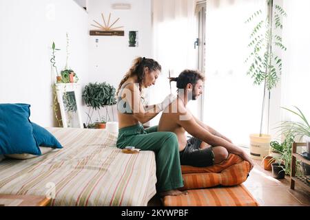 Tatuaggio Handpoke, Tatuaggio nello spazio naturale interno Foto Stock