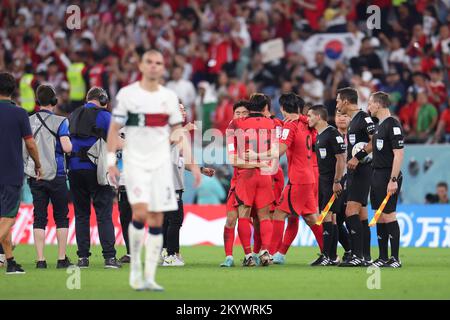 Al Rayyan, Qatar. 2nd Dec, 2022. I giocatori della Corea del Sud festeggiano dopo la partita del Gruppo H tra Corea del Sud e Portogallo alla Coppa del mondo FIFA 2022 allo stadio Education City di al Rayyan, in Qatar, il 2 dicembre 2022. Credit: Li Ming/Xinhua/Alamy Live News Foto Stock