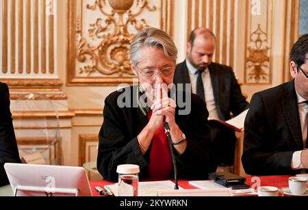 Parigi, Francia. 02nd Dec, 2022. Elisabeth Borne, primo Ministro, durante un incontro con tutti i membri del governo nel contesto della riforma delle pensioni presso l'Hotel de Matignon il 2 dicembre 2022. Foto di Tomas Stevens/ABACAPRESS.COM Credit: Abaca Press/Alamy Live News Foto Stock