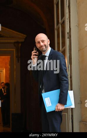 Parigi, Francia. 02nd Dec, 2022. Stanislas Guerini, Ministro della trasformazione e del servizio pubblico durante un incontro con i membri del governo nell'ambito della riforma delle pensioni presso l'Hotel de Matignon il 2 dicembre 2022. Foto di Tomas Stevens/ABACAPRESS.COM Credit: Abaca Press/Alamy Live News Foto Stock