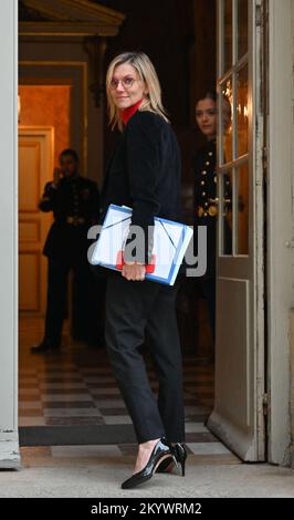 Parigi, Francia. 02nd Dec, 2022. Agnes Pannier-Runacher, Ministro della transizione energetica durante un incontro con i membri del governo nel contesto della riforma delle pensioni presso l'Hotel de Matignon il 2 dicembre 2022. Foto di Tomas Stevens/ABACAPRESS.COM Credit: Abaca Press/Alamy Live News Foto Stock