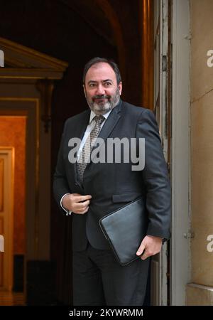 Parigi, Francia. 02nd Dec, 2022. Francis Braun, Ministro della Salute e della prevenzione durante un incontro con i membri del governo nel quadro della riforma delle pensioni presso l'Hotel de Matignon il 2 dicembre 2022. Foto di Tomas Stevens/ABACAPRESS.COM Credit: Abaca Press/Alamy Live News Foto Stock