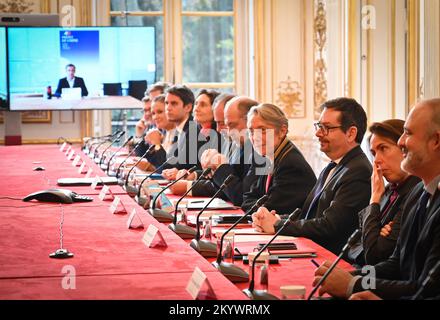 Parigi, Francia. 02nd Dec, 2022. Elisabeth Borne, primo Ministro, durante un incontro con tutti i membri del governo nel contesto della riforma delle pensioni presso l'Hotel de Matignon il 2 dicembre 2022. Foto di Tomas Stevens/ABACAPRESS.COM Credit: Abaca Press/Alamy Live News Foto Stock