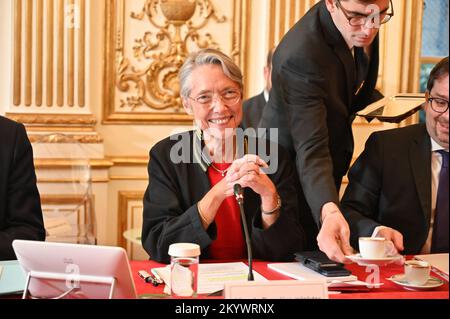 Parigi, Francia. 02nd Dec, 2022. Elisabeth Borne, primo Ministro, durante un incontro con tutti i membri del governo nel contesto della riforma delle pensioni presso l'Hotel de Matignon il 2 dicembre 2022. Foto di Tomas Stevens/ABACAPRESS.COM Credit: Abaca Press/Alamy Live News Foto Stock