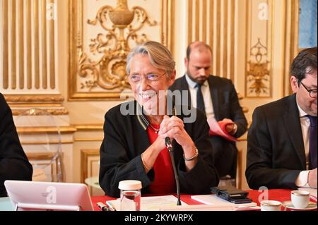 Parigi, Francia. 02nd Dec, 2022. Elisabeth Borne, primo Ministro, durante un incontro con tutti i membri del governo nel contesto della riforma delle pensioni presso l'Hotel de Matignon il 2 dicembre 2022. Foto di Tomas Stevens/ABACAPRESS.COM Credit: Abaca Press/Alamy Live News Foto Stock