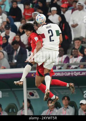 Doha, Qatar. 02nd Dec, 2022. 12/02/2022, Education City Stadium, Doha, QAT, Coppa del mondo FIFA 2022, Gruppo H, Corea del Sud vs Portogallo, nella foto il futuro Cho GUE della Corea del Sud, il difensore del Portogallo Diogo Dalot Credit: dpa picture Alliance/Alamy Live News Foto Stock