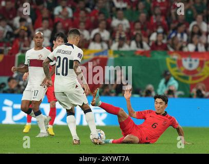 Doha, Qatar. 02nd Dec, 2022. 12/02/2022, Education City Stadium, Doha, QAT, Coppa del mondo FIFA 2022, Gruppo H, Corea del Sud vs Portogallo, nella foto il difensore del Portogallo Joao Cancelo, il centrocampista della Corea del Sud Hwang in-beom Credit: dpa picture Alliance/Alamy Live News Foto Stock