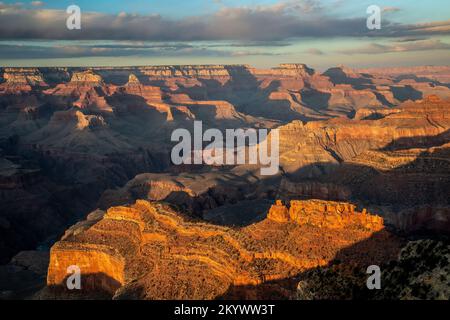 Formazioni rocciose del canyon da Hopi Point al di fuori di Hermit Road, Grand Canyon National Park, Arizona USA Foto Stock