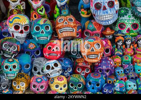 Teschi colorati in ceramica dipinti a mano che celebrano il giorno della festa dei morti in vendita per strada a Oaxaca, Messico. Foto Stock