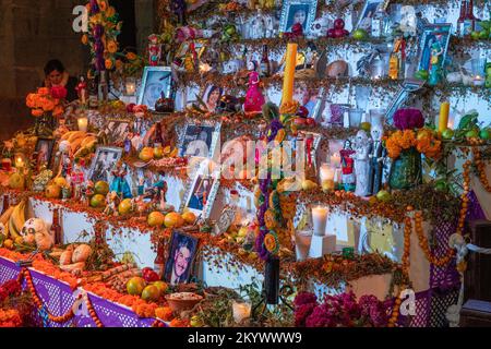 Una grande OFRenda nello Zocalo di fronte alla Cattedrale Metropolitana per celebrare il giorno dei morti a Oaxaca, Messico. Foto Stock