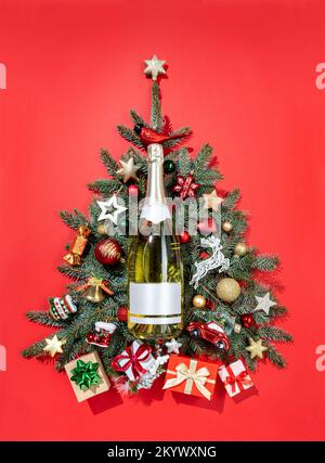 Rami di abete natalizio con giocattoli decorativi e champagne. Buon Natale e felice anno nuovo concetto Foto Stock