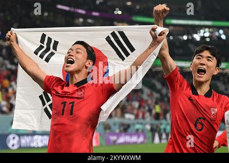 Al Rajjan, Qatar. 02nd Dec, 2022. Calcio, Coppa del mondo, Corea del Sud - Portogallo, turno preliminare, Gruppo H, Giornata 3, allo Stadio Education City di al-Rajjan, Hwang Heechan (l) della Corea del Sud e Hwang in-beom della Corea del Sud allietano dopo il fischio finale. Credit: Robert Michael/dpa/Alamy Live News Foto Stock