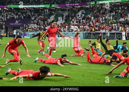 Al Rajjan, Qatar. 02nd Dec, 2022. Calcio, Coppa del mondo, Corea del Sud - Portogallo, turno preliminare, Gruppo H, Giornata 3, all'Education City Stadium di al-Rajjan, i giocatori della Corea del Sud allietano dopo il fischio finale. Credit: Robert Michael/dpa/Alamy Live News Foto Stock