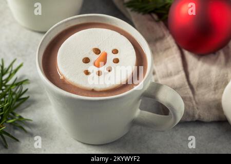 Cioccolata calda calda con un Marshmallow Snowman pronto da bere Foto Stock