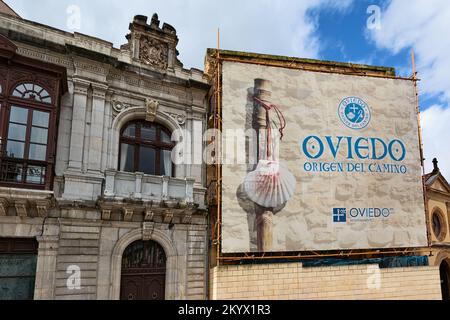 Oviedo, Spagna - 2 dicembre 2022: Strada nel centro storico di Oviedo. Asturie, Spagna, con un segno promozionale per il Camino de Santiago che Foto Stock