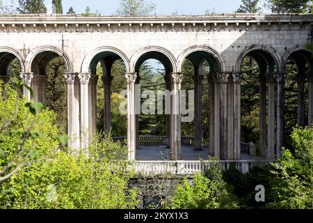 Spettacolare complesso ex sovietico abbandonato del Sanatorium Medea nella città termale di Tskaltubo vicino a Kutaisi, Georgia Foto Stock