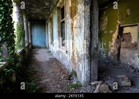 Spettacolare corridoio abbandonato nell'ex complesso sovietico del Sanatorium Medea nella città termale di Tskaltubo vicino a Kutaisi, Georgia Foto Stock