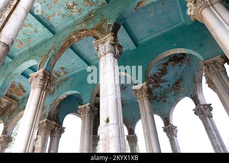 Spettacolari pilastri nel complesso abbandonato ex sovietico del Sanatorium Medea nella città termale di Tskaltubo vicino a Kutaisi, Georgia Foto Stock