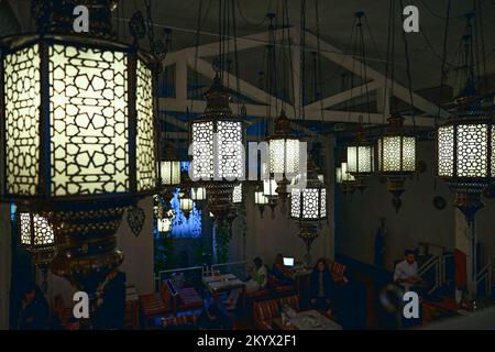 Un gran numero di lampade di stile orientale pendono dal soffitto nella sala Foto Stock