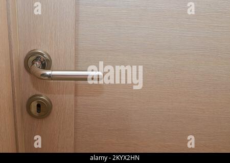 Primo piano di una porta di colore beige - design moderno Foto Stock