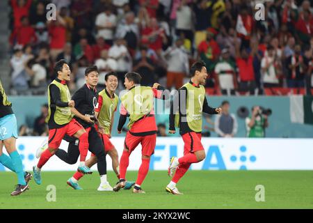 Al Rayyan, Qatar. 2nd Dec, 2022. I giocatori della Corea del Sud festeggiano dopo la partita del Gruppo H tra Corea del Sud e Portogallo alla Coppa del mondo FIFA 2022 allo stadio Education City di al Rayyan, Qatar, il 2 dicembre 2022. Credit: Li Ming/Xinhua/Alamy Live News Foto Stock