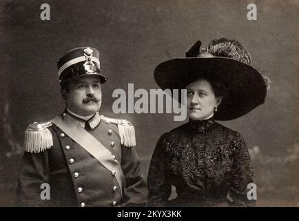 Franco e Maria, questi erano i nomi di questa coppia italiana, pone per una foto di studio ritratto a Vercelli (Italia) nel 1911 Foto Stock