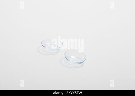 Lenti a contatto senza contenitore su sfondo bianco. Foto Stock