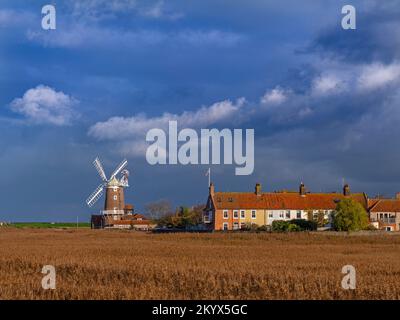 Cley Mill e paludi Nord Norfolk all'inizio di dicembre Foto Stock