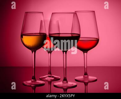 Bicchieri di vino su blu Foto Stock
