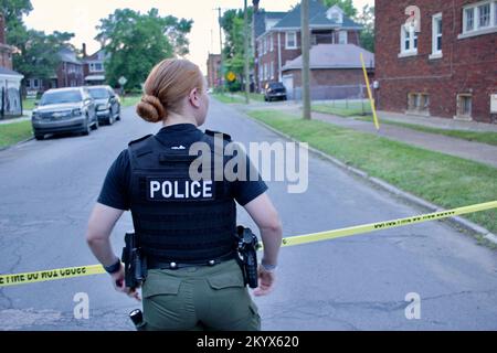 Un ufficiale della polizia di Detroit Special Ops è in guardia su una scena criminale in cui si era svolta una sparatoria Foto Stock