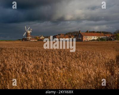 Cley Mill e paludi Nord Norfolk all'inizio di dicembre Foto Stock