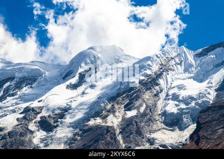 Splendide Snowy Mountains Mt. API base Camp Trek nelle montagne Himalaya del Nepal a Darchula Foto Stock